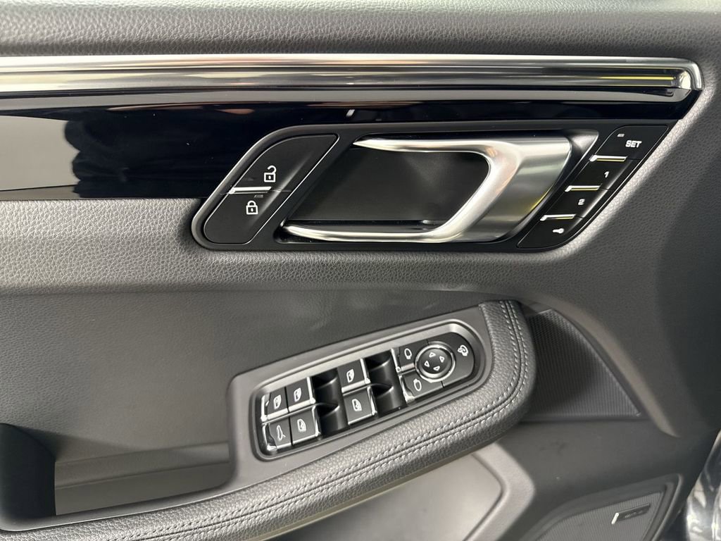 Certified 2025 Porsche Macan image 34
