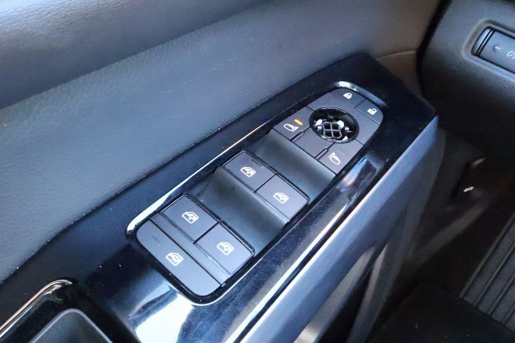 Used 2025 Nissan Pathfinder SL image 16