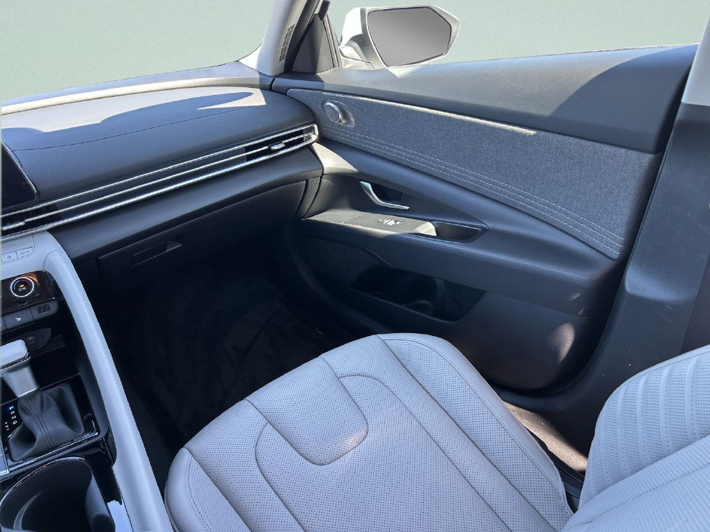 Certified 2025 Hyundai Elantra Limited FWD image 20