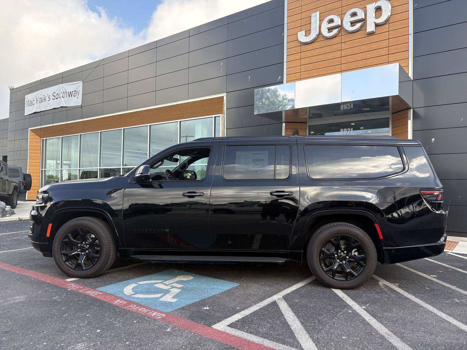 New 2025 Jeep Wagoneer L Series II w/ Convenience Group I AWD/4WD image 2