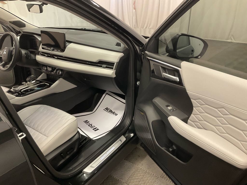 Used 2025 Mitsubishi Outlander AWD image 23