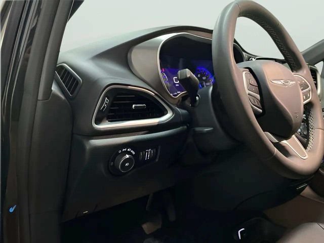 Used 2025 Chrysler Pacifica Select FWD image 17