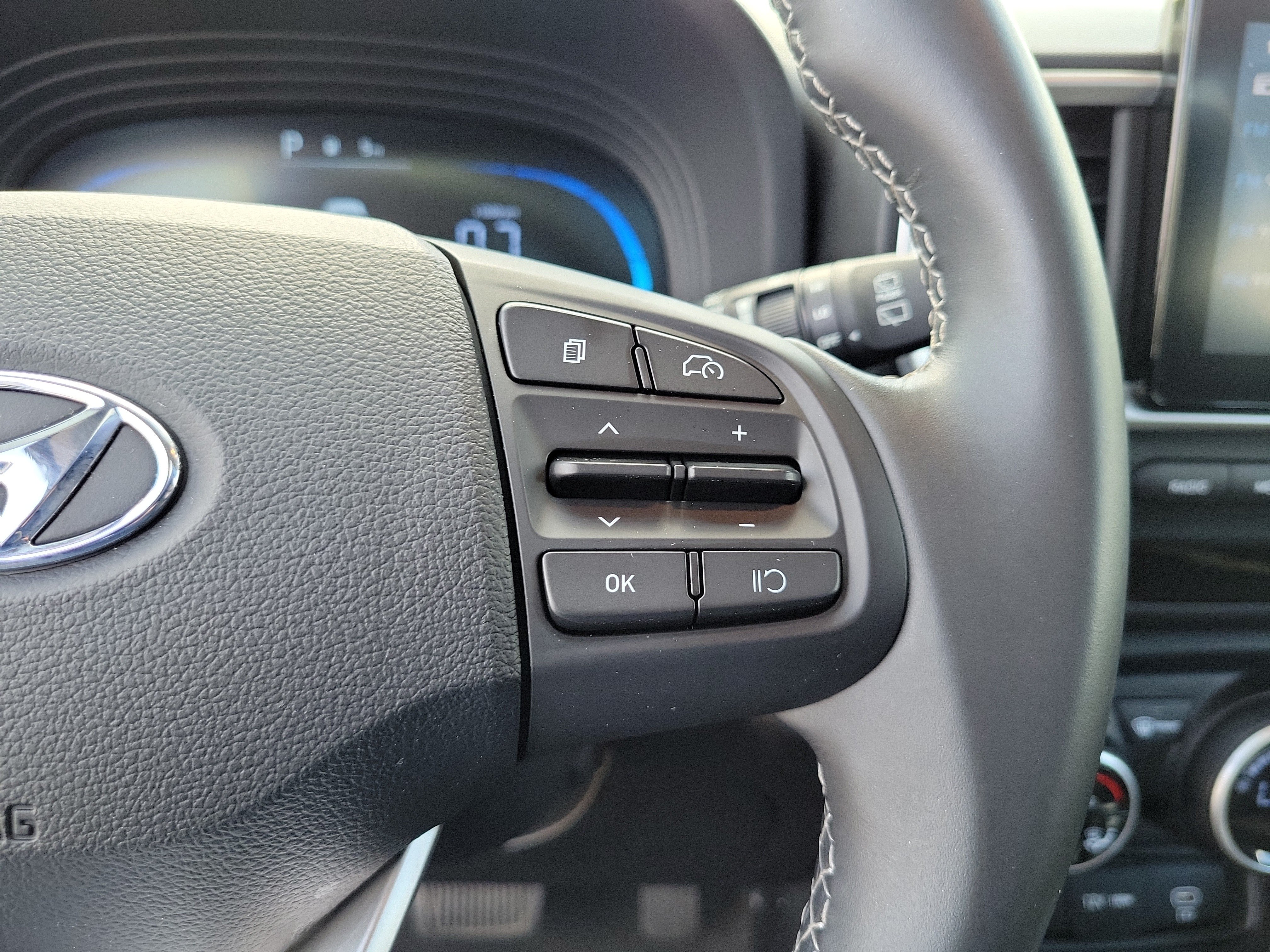 Used 2025 Hyundai Venue SEL FWD image 23