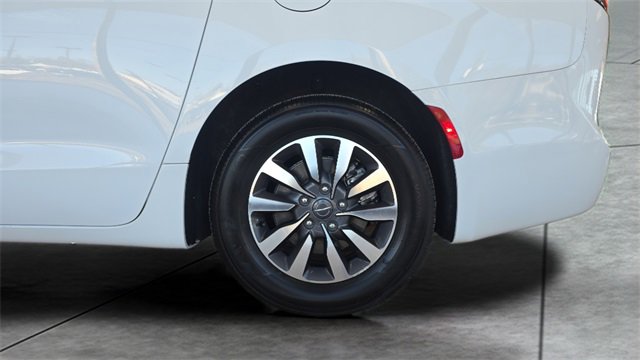 Used 2024 Chrysler Pacifica Select image 28