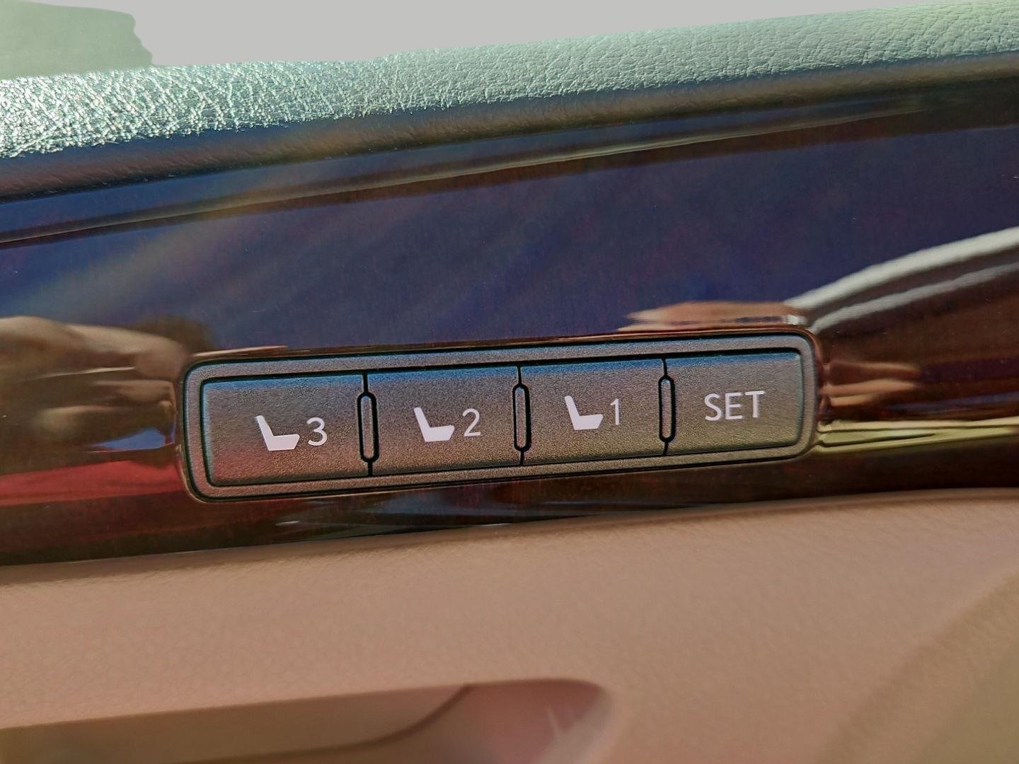 Used 2015 Lexus LX 570 4WD image 23