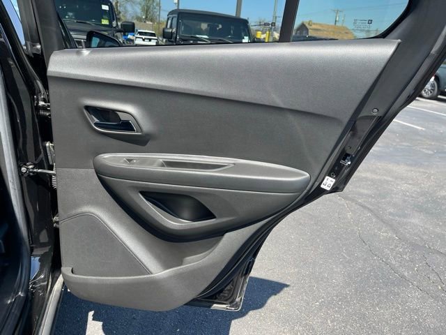 Used 2022 Chevrolet Trax LT w/ Midnight Edition image 10