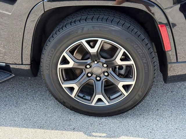 Used 2024 Jeep Wagoneer Series III AWD/4WD image 8
