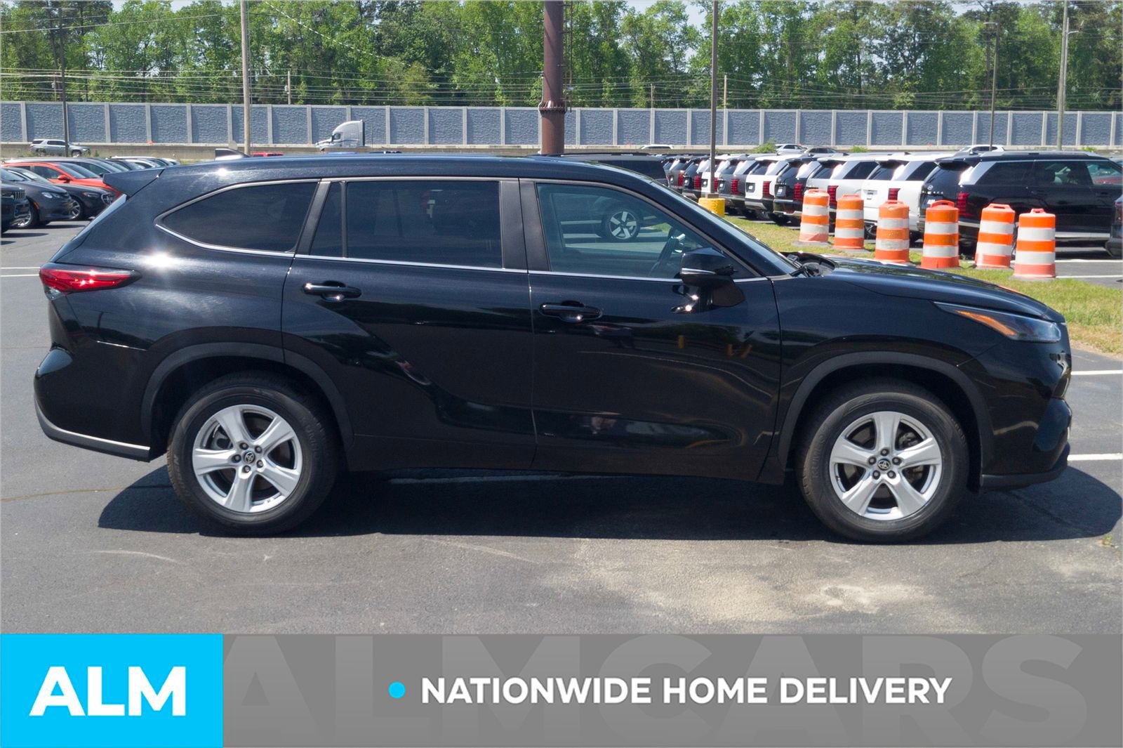 Used 2023 Toyota Highlander L FWD image 5
