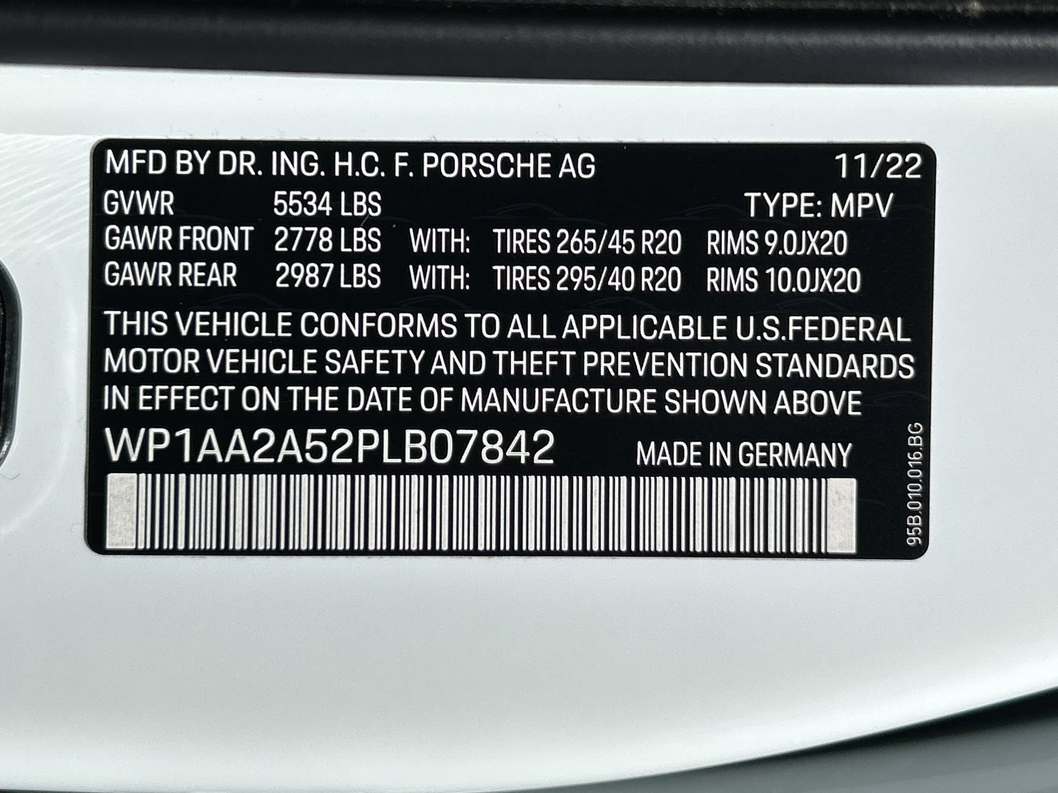 Used 2023 Porsche Macan AWD/4WD image 32
