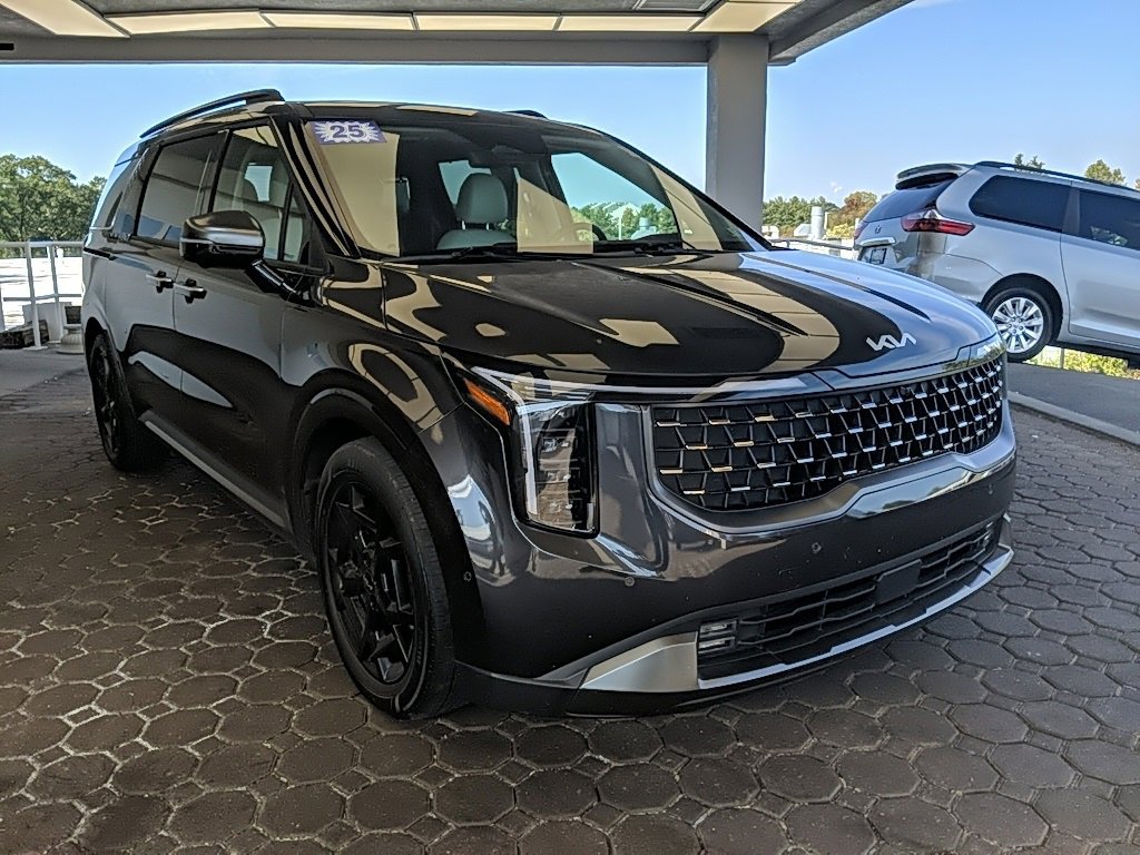 Used 2025 Kia Carnival SX Prestige image 3