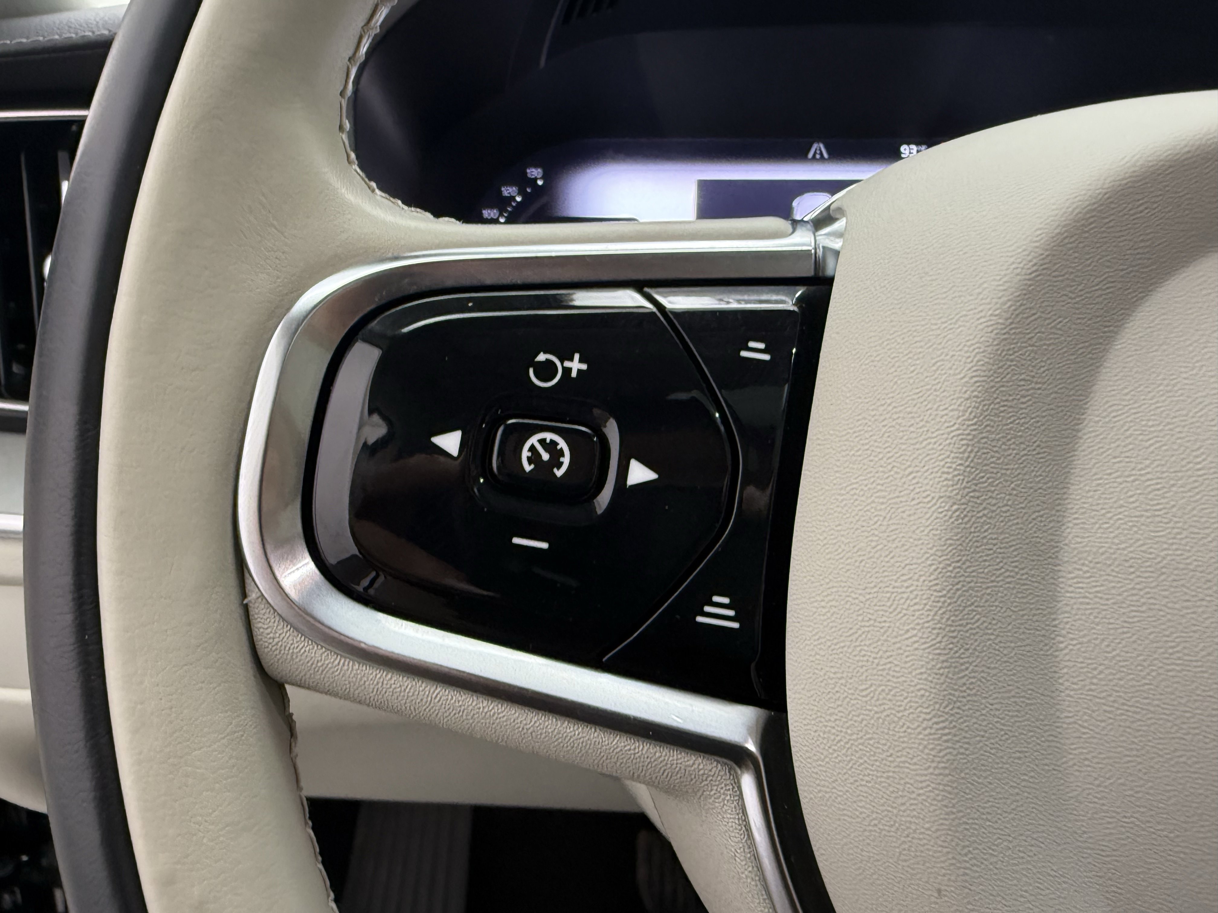 Used 2024 Volvo XC60 B5 Ultimate w/ Protection Package Premier image 10