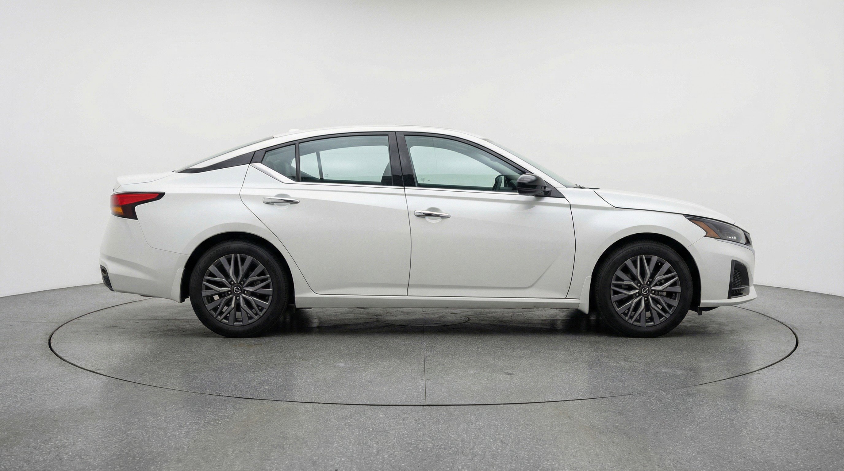Used 2025 Nissan Altima 2.5 SV FWD image 11