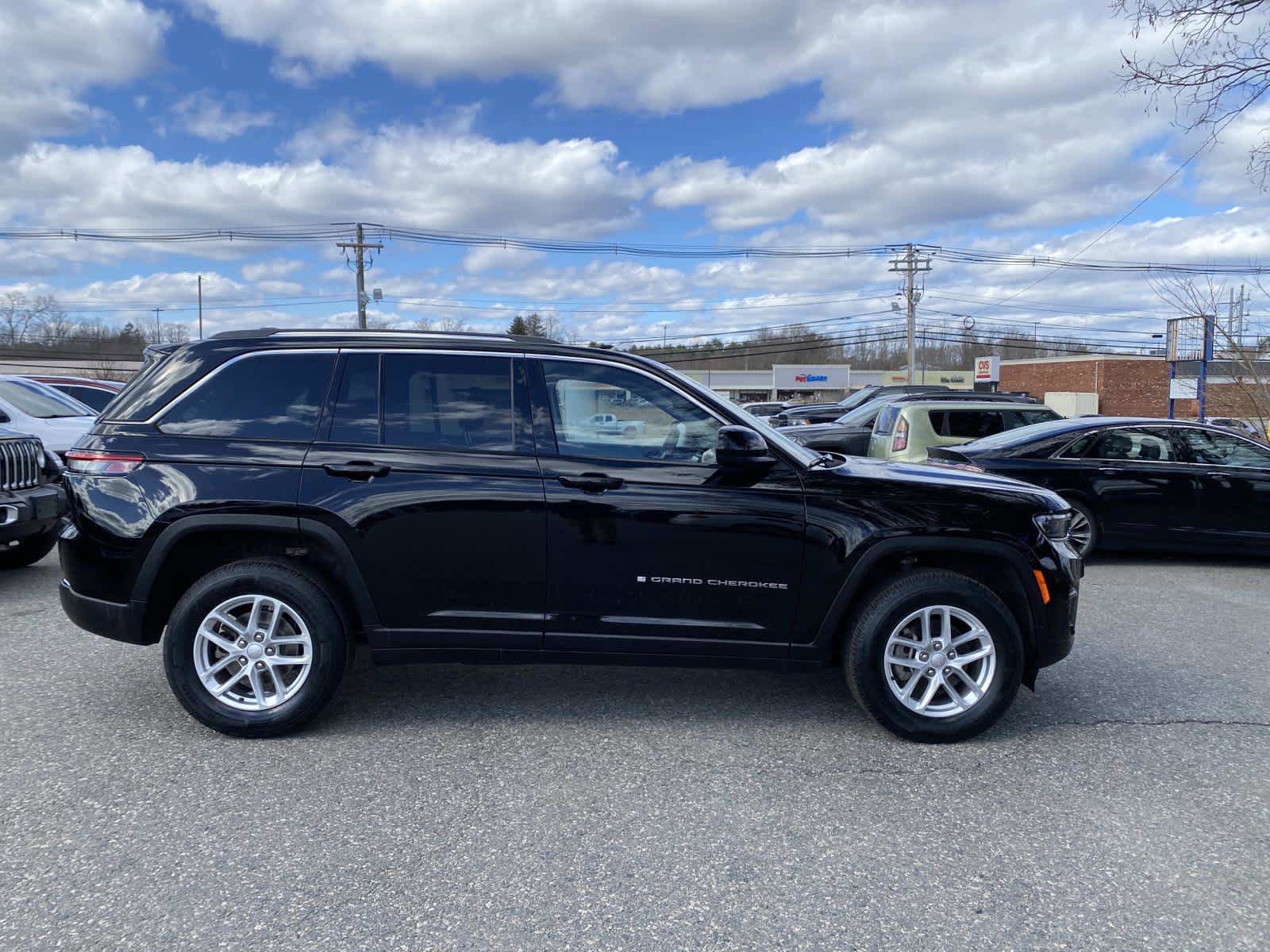 Certified 2023 Jeep Grand Cherokee Laredo X image 2