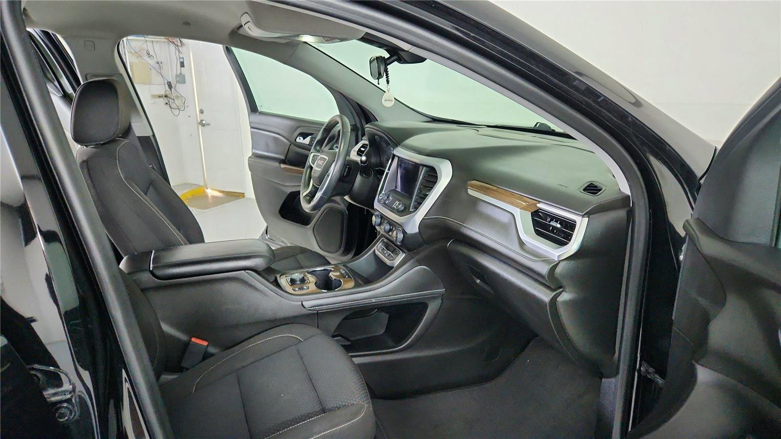 Used 2023 GMC Acadia SLE w/ Driver Convenience Package image 27