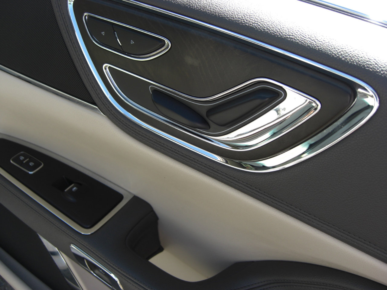 Used 2017 Lincoln Continental Premiere image 19