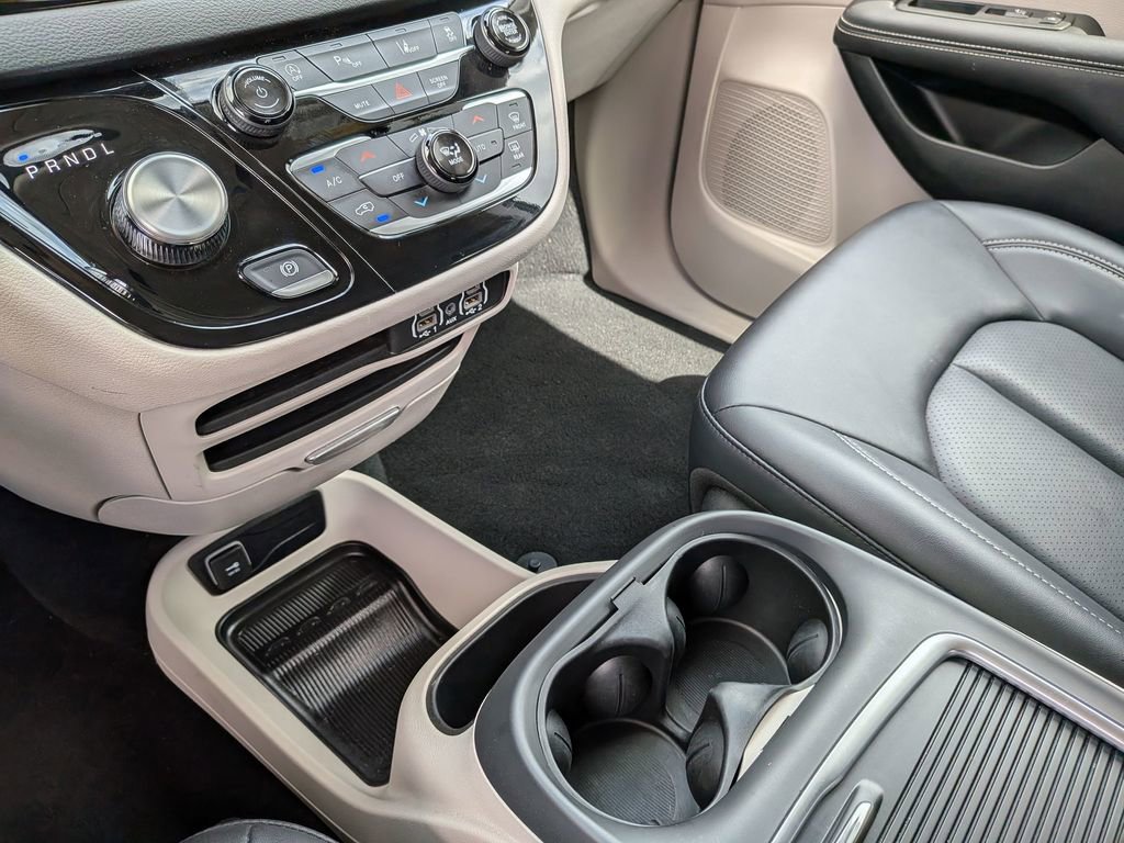 Used 2024 Chrysler Pacifica Touring-L FWD image 29