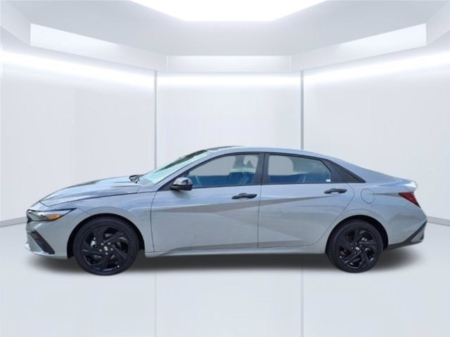 Used 2026 Hyundai Elantra Sport FWD image 2