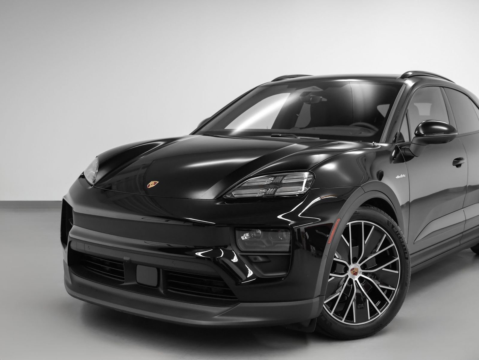 Certified 2025 Porsche Macan 4 Electric image 7
