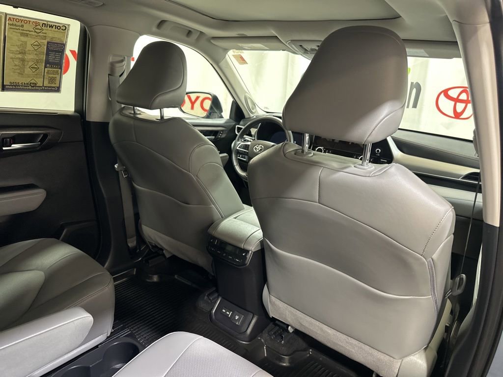 Used 2024 Toyota Highlander Platinum image 16