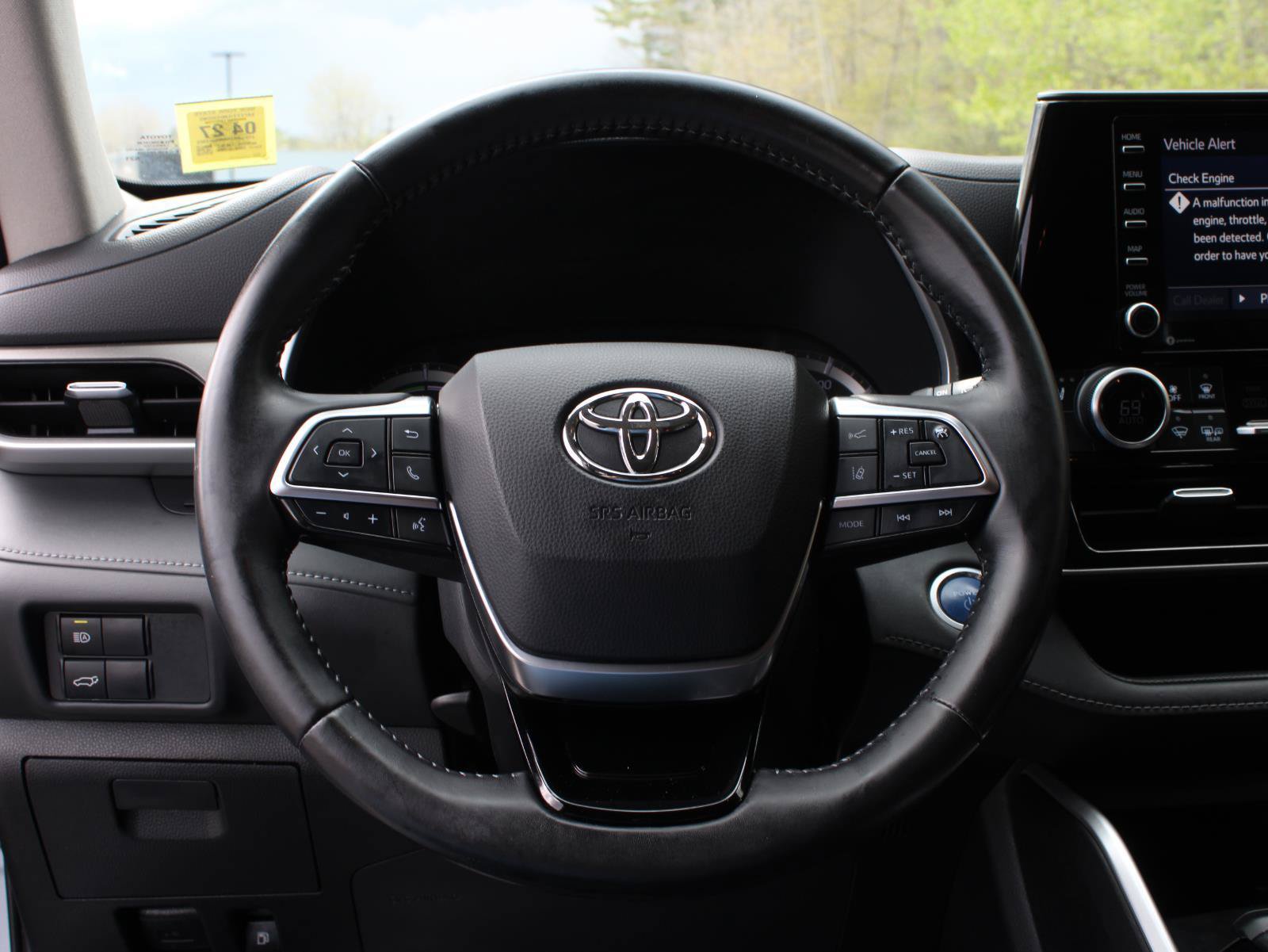 Used 2021 Toyota Highlander XLE AWD/4WD image 10