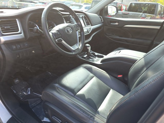 Used 2019 Toyota Highlander XLE AWD/4WD image 2