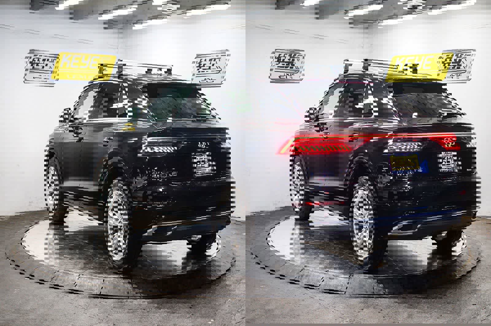 Used 2022 Audi Q8 Premium Plus image 2