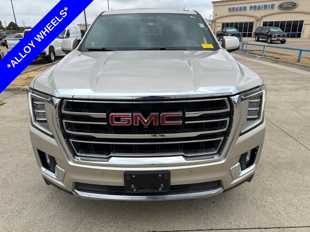 Used 2023 GMC Yukon XL SLT w/ SLT Luxury Package AWD/4WD image 2