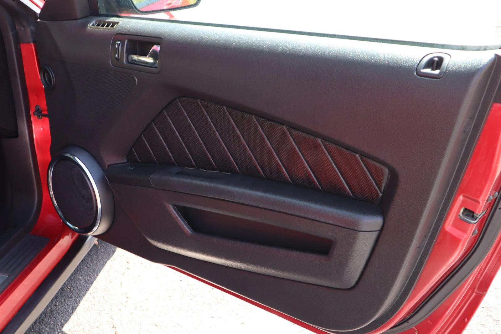 Used 2010 Ford Mustang Coupe RWD image 12