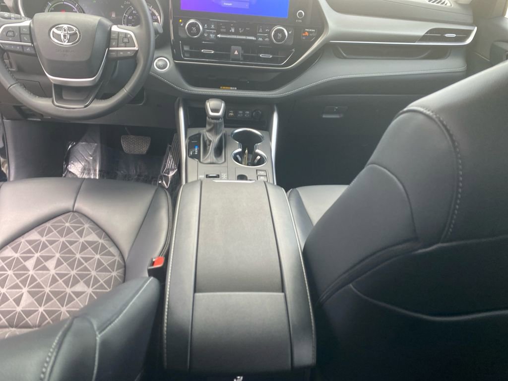 Used 2024 Toyota Highlander XLE image 11