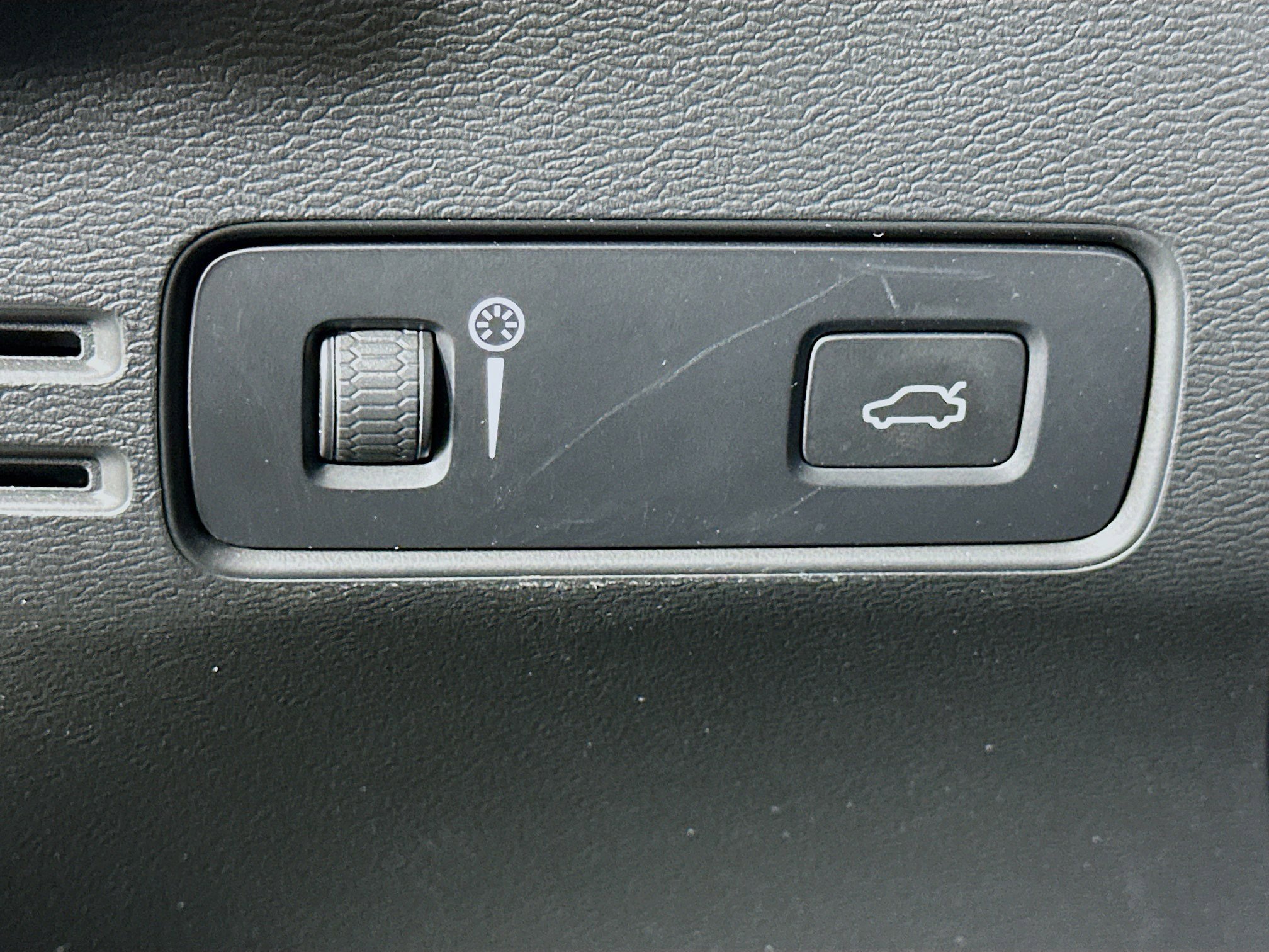 Used 2022 Volvo XC40 P8 Recharge Plus image 17