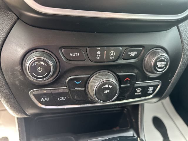 Used 2019 Jeep Cherokee Latitude Plus AWD/4WD image 26