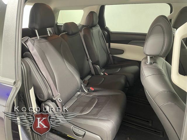 Used 2024 Kia Carnival LX image 21