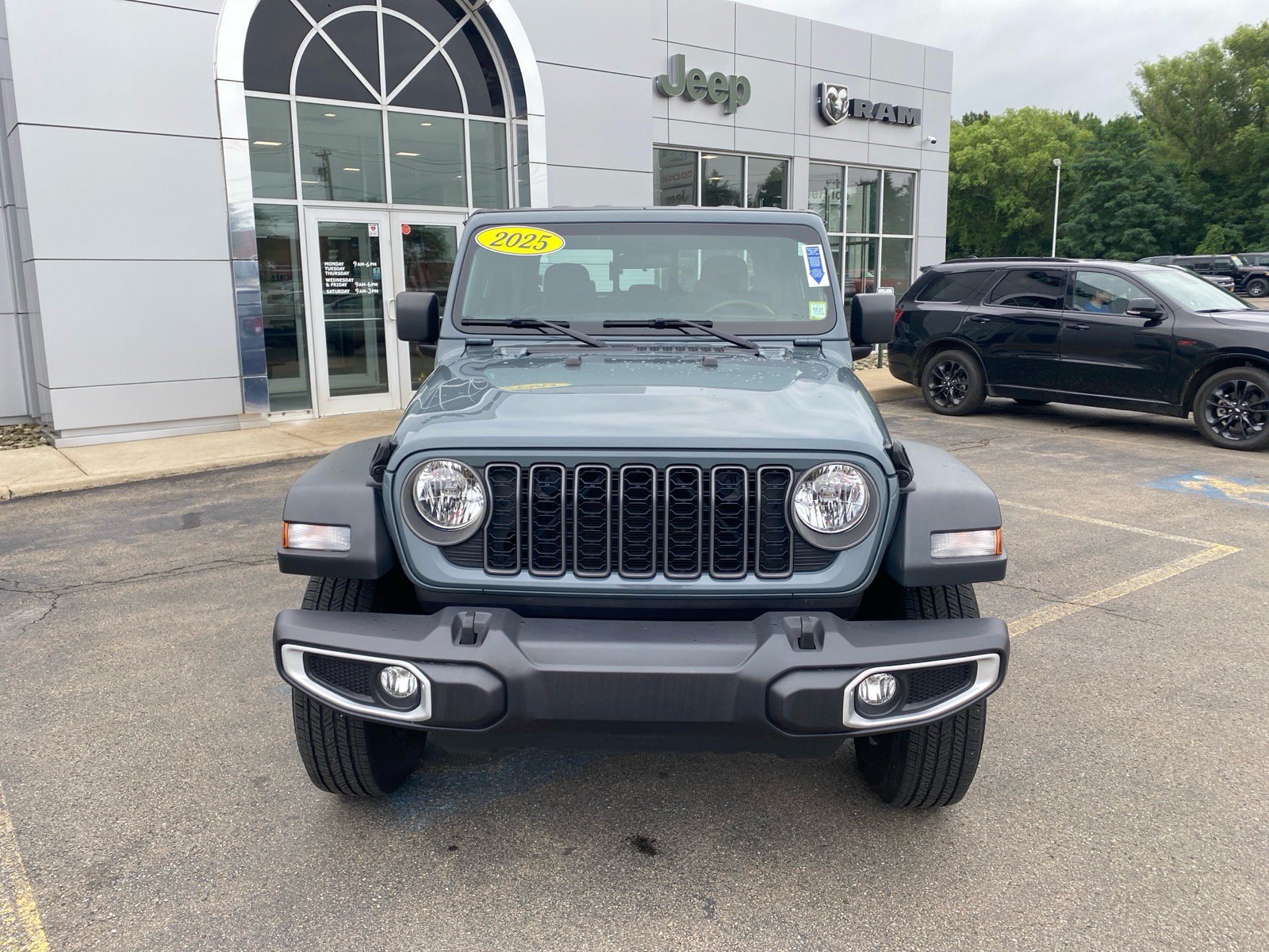 Used 2025 Jeep Gladiator Sport AWD/4WD image 8