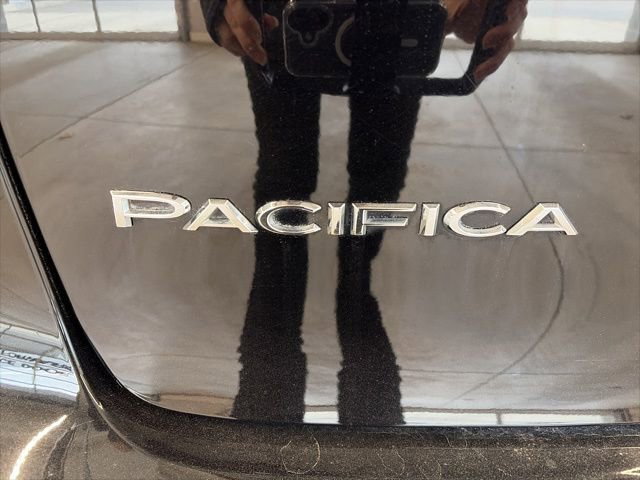 Used 2024 Chrysler Pacifica Touring-L image 7