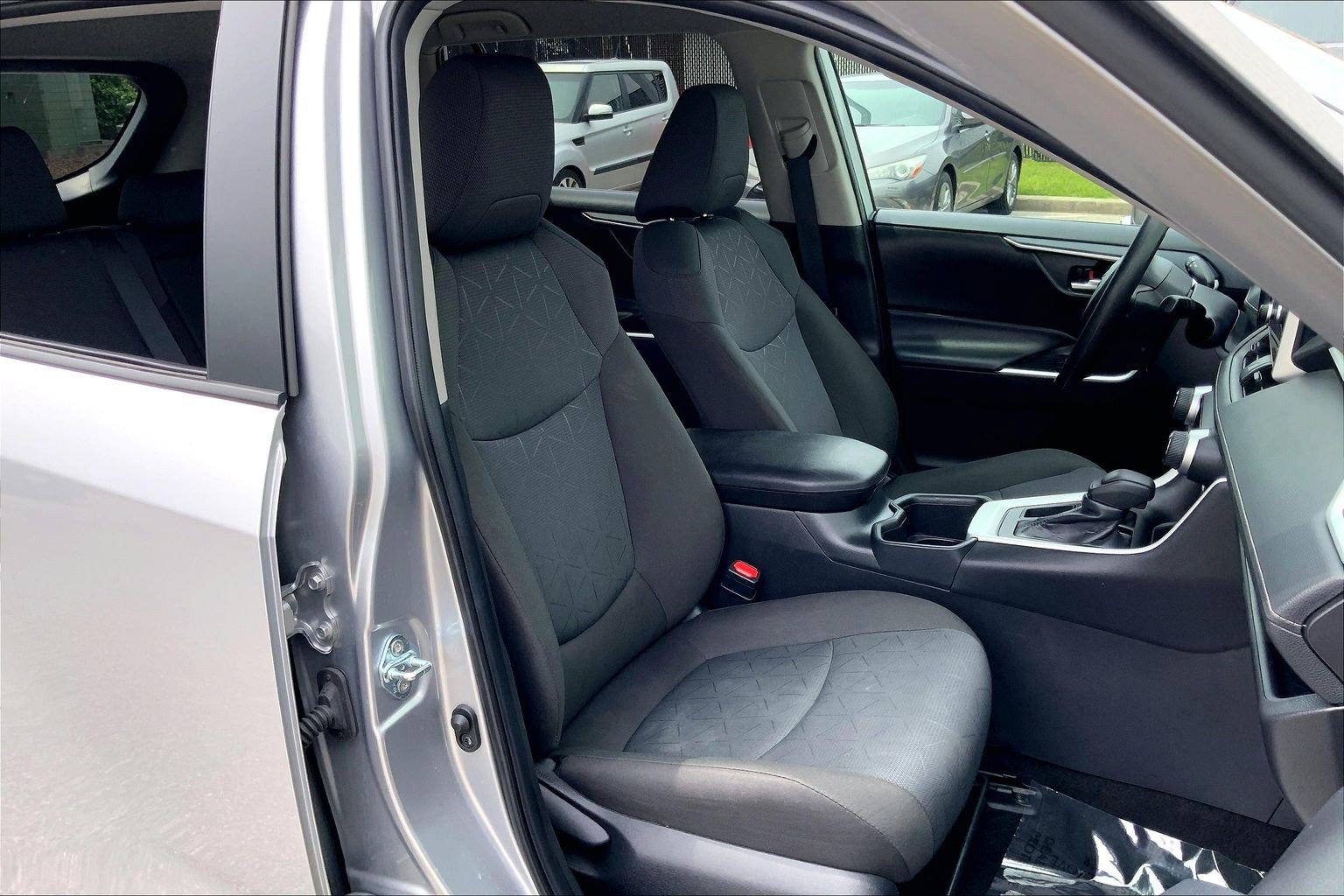 Used 2025 Toyota RAV4 XLE FWD image 9