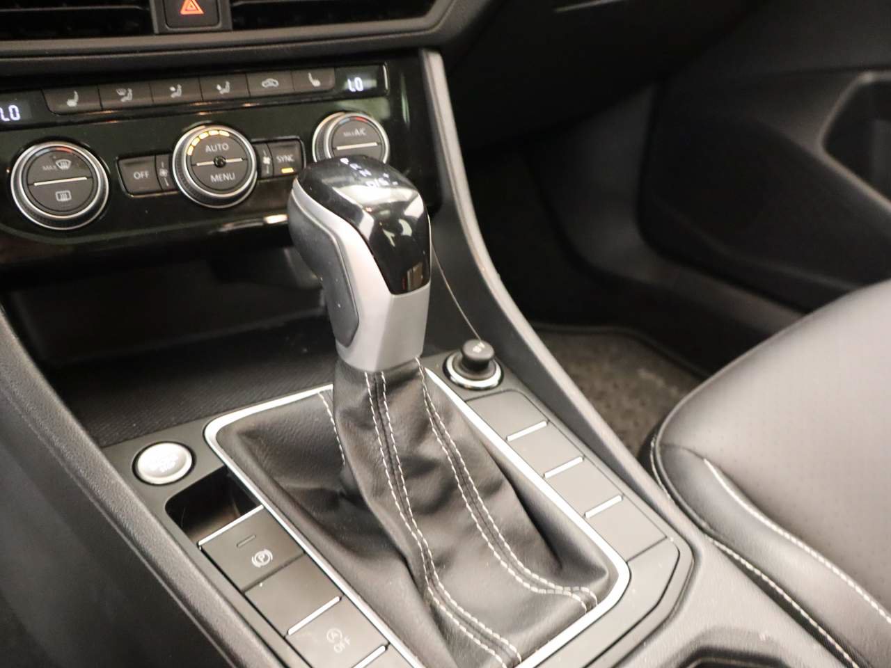 Used 2023 Volkswagen Jetta SE w/ Panoramic Sunroof Package FWD image 8
