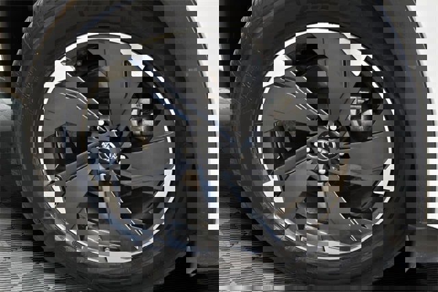 Used 2025 Nissan Rogue SV image 14