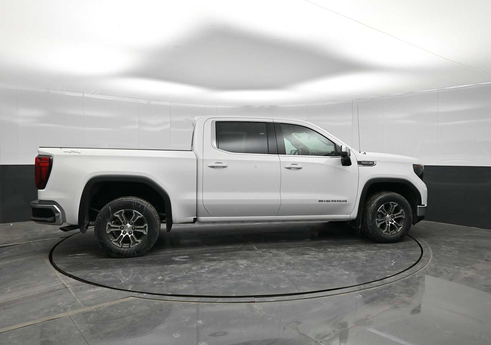 New 2026 GMC Sierra 1500 SLE w/ Preferred Package image 9