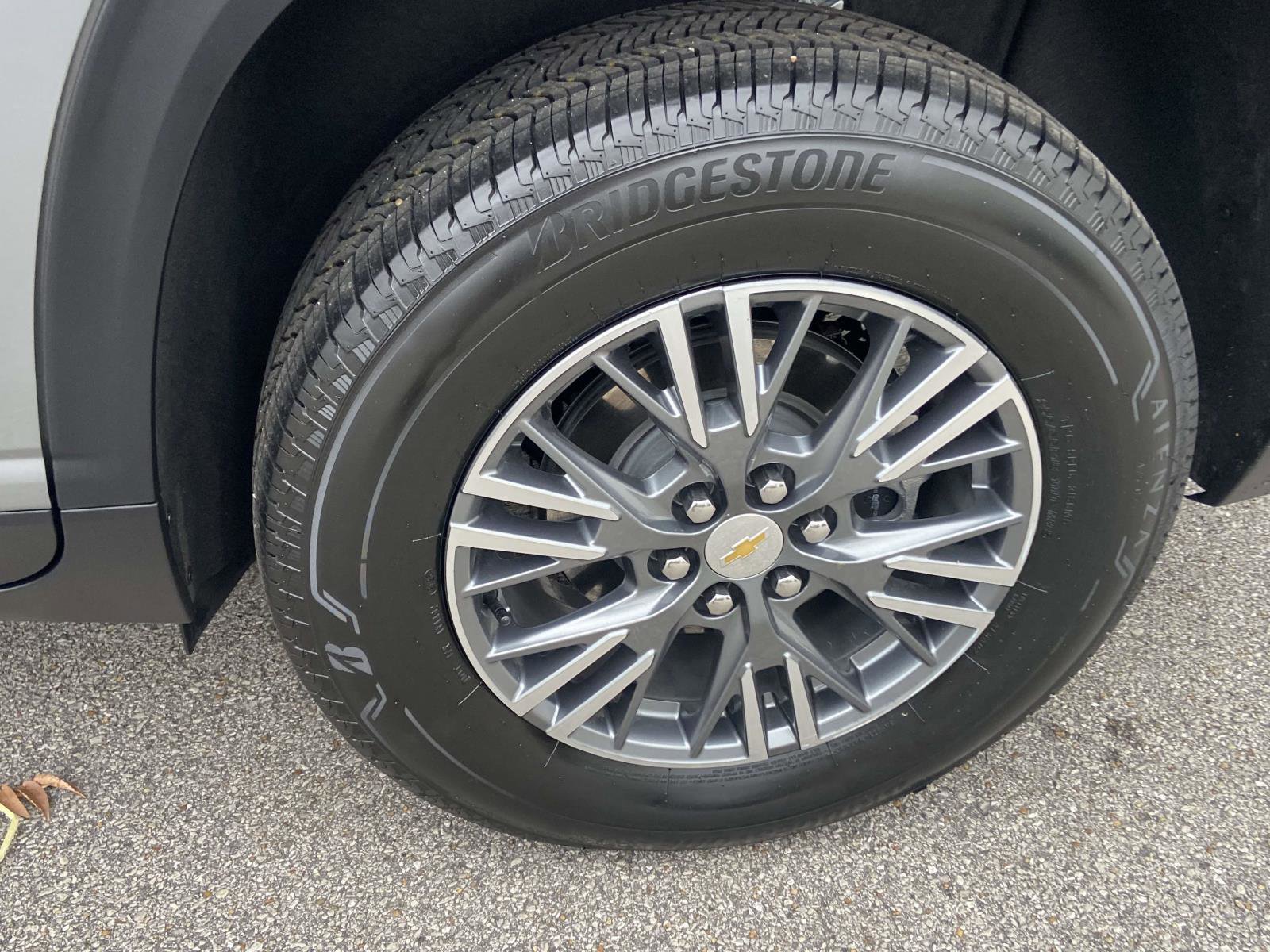 Used 2025 Chevrolet Traverse LT image 30