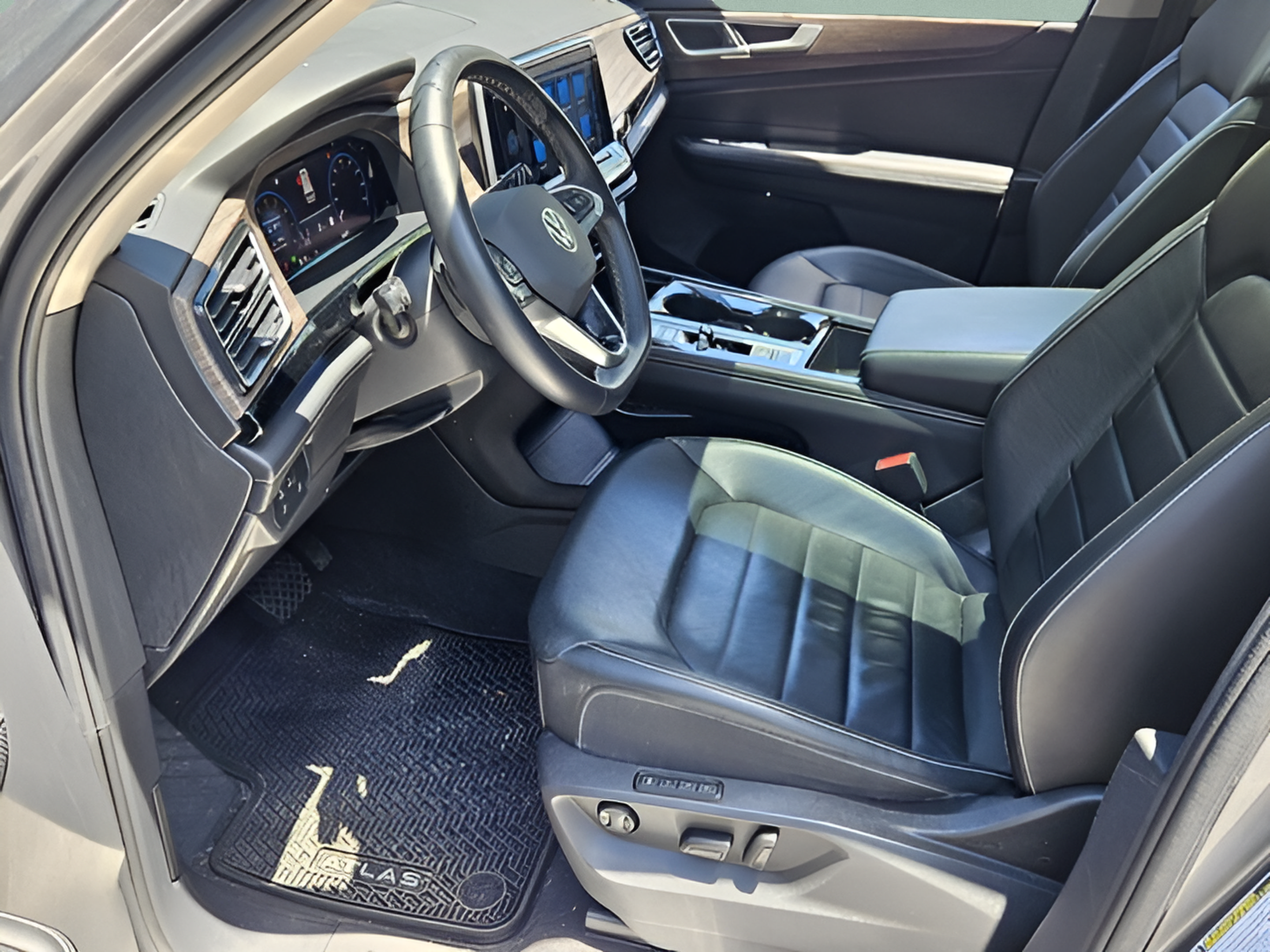 Used 2024 Volkswagen Atlas SEL AWD/4WD image 13