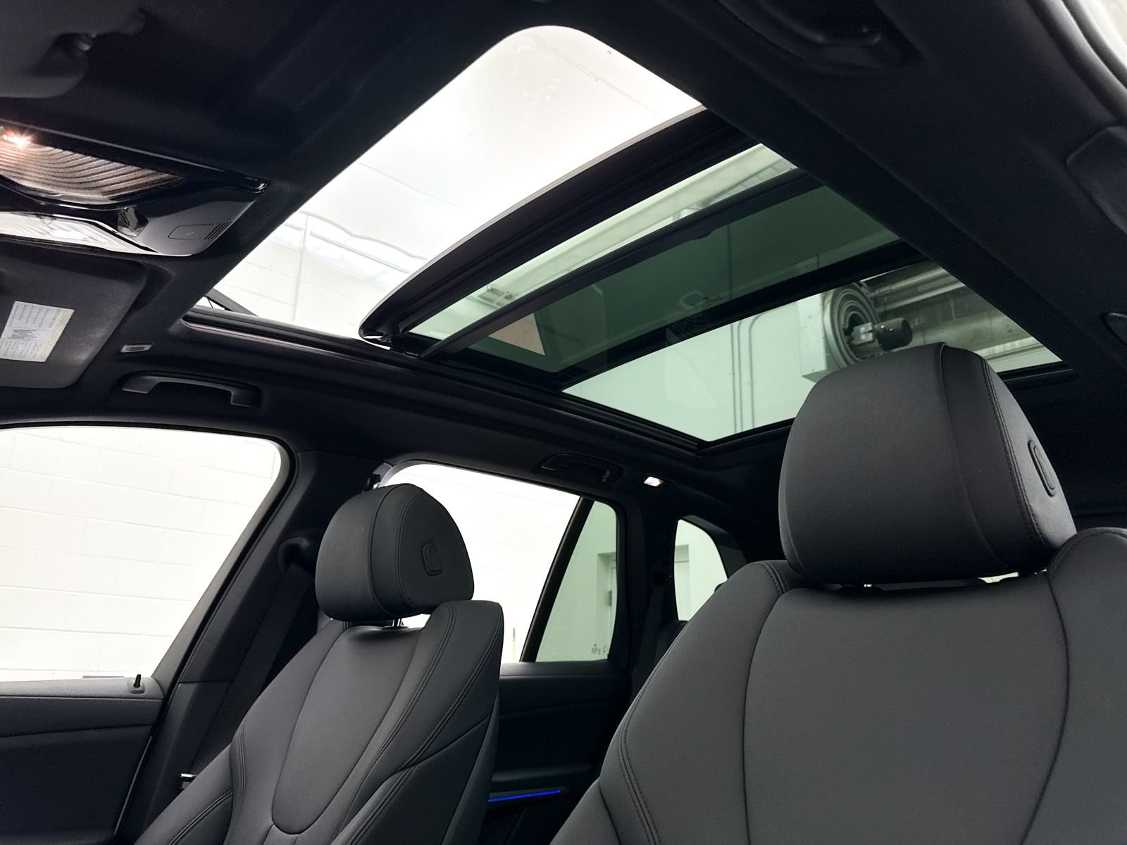 Used 2022 BMW X5 xDrive40i w/ Premium Package AWD/4WD image 3