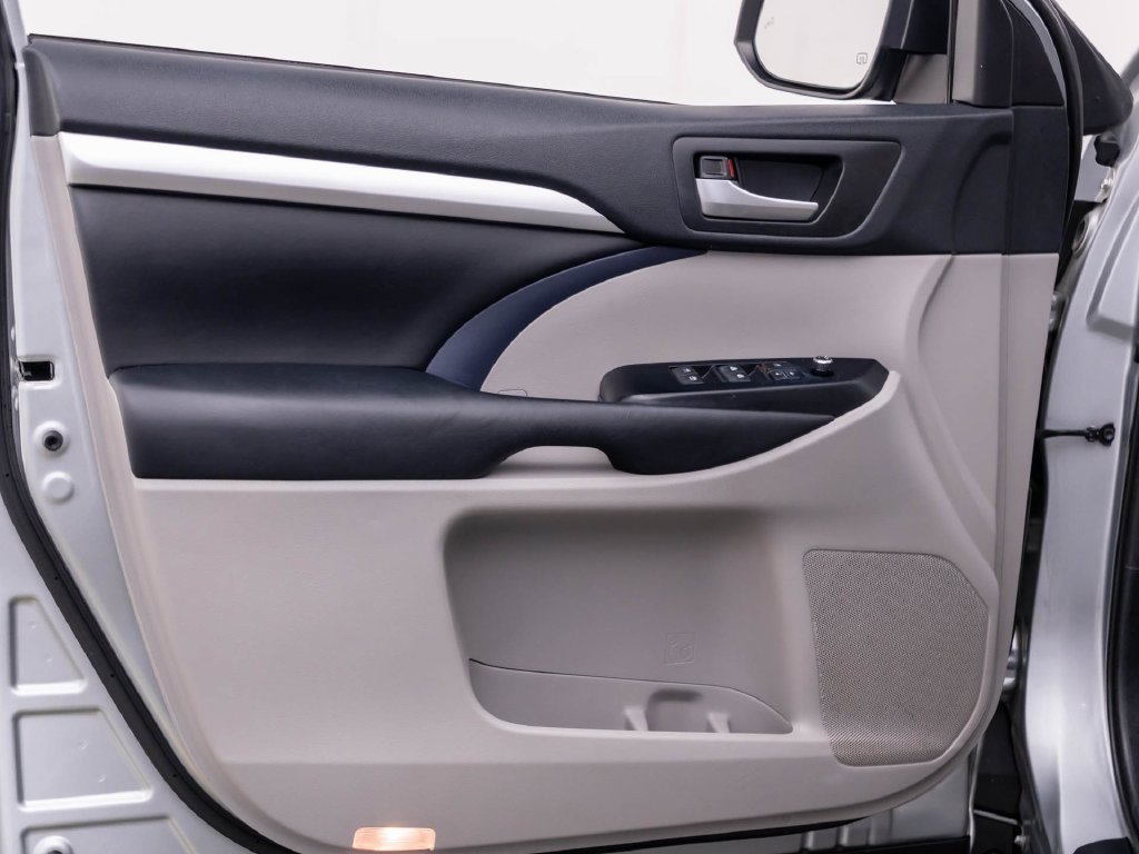 Used 2019 Toyota Highlander XLE AWD/4WD image 15