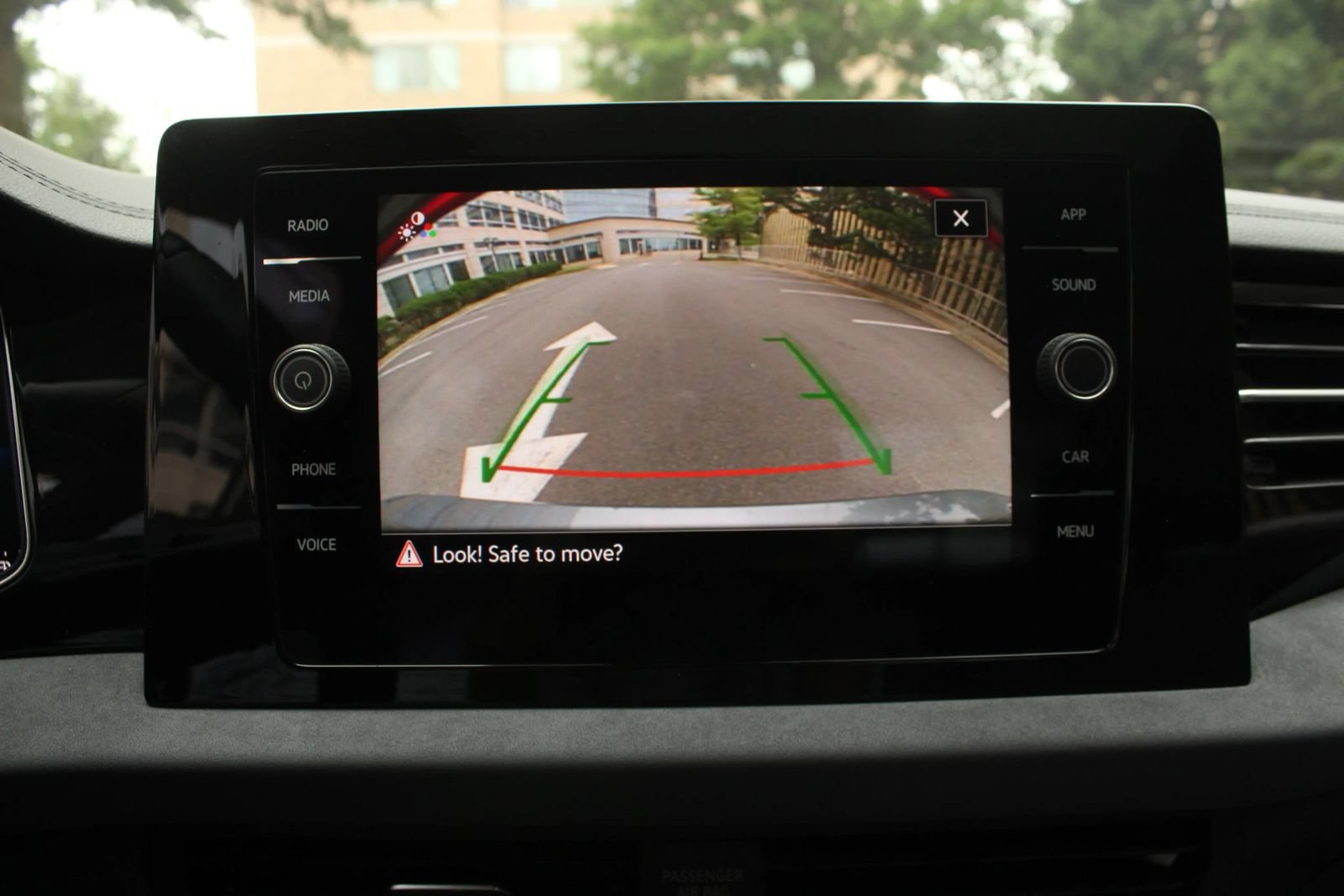 Used 2025 Volkswagen Jetta SE FWD image 33