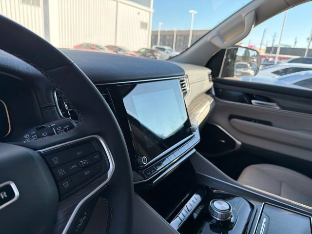 Used 2024 Jeep Wagoneer L Series II w/ Flexible Seating Group RWD image 4