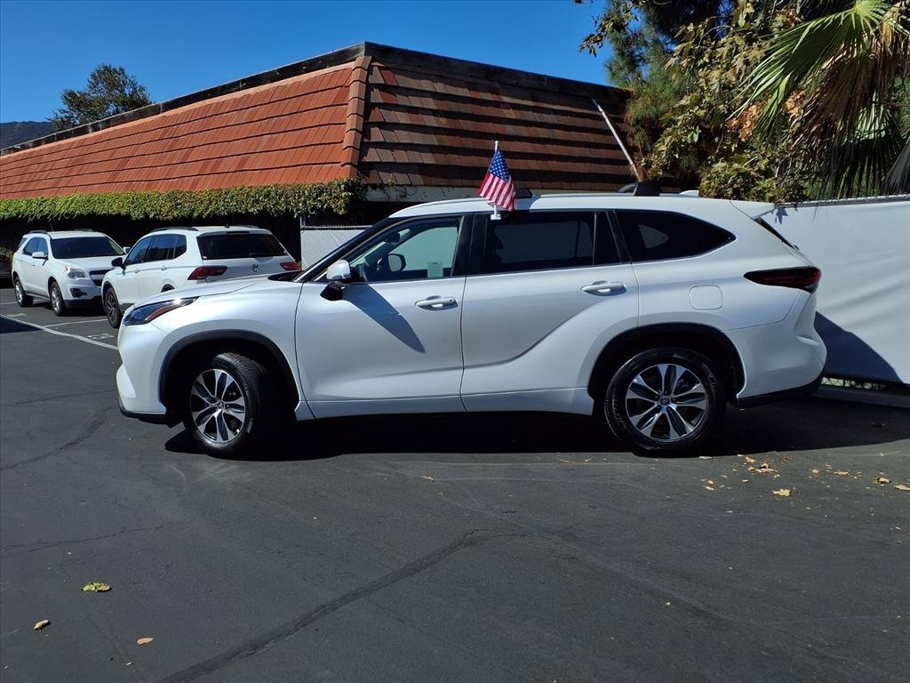 Certified 2025 Toyota Highlander XLE image 3