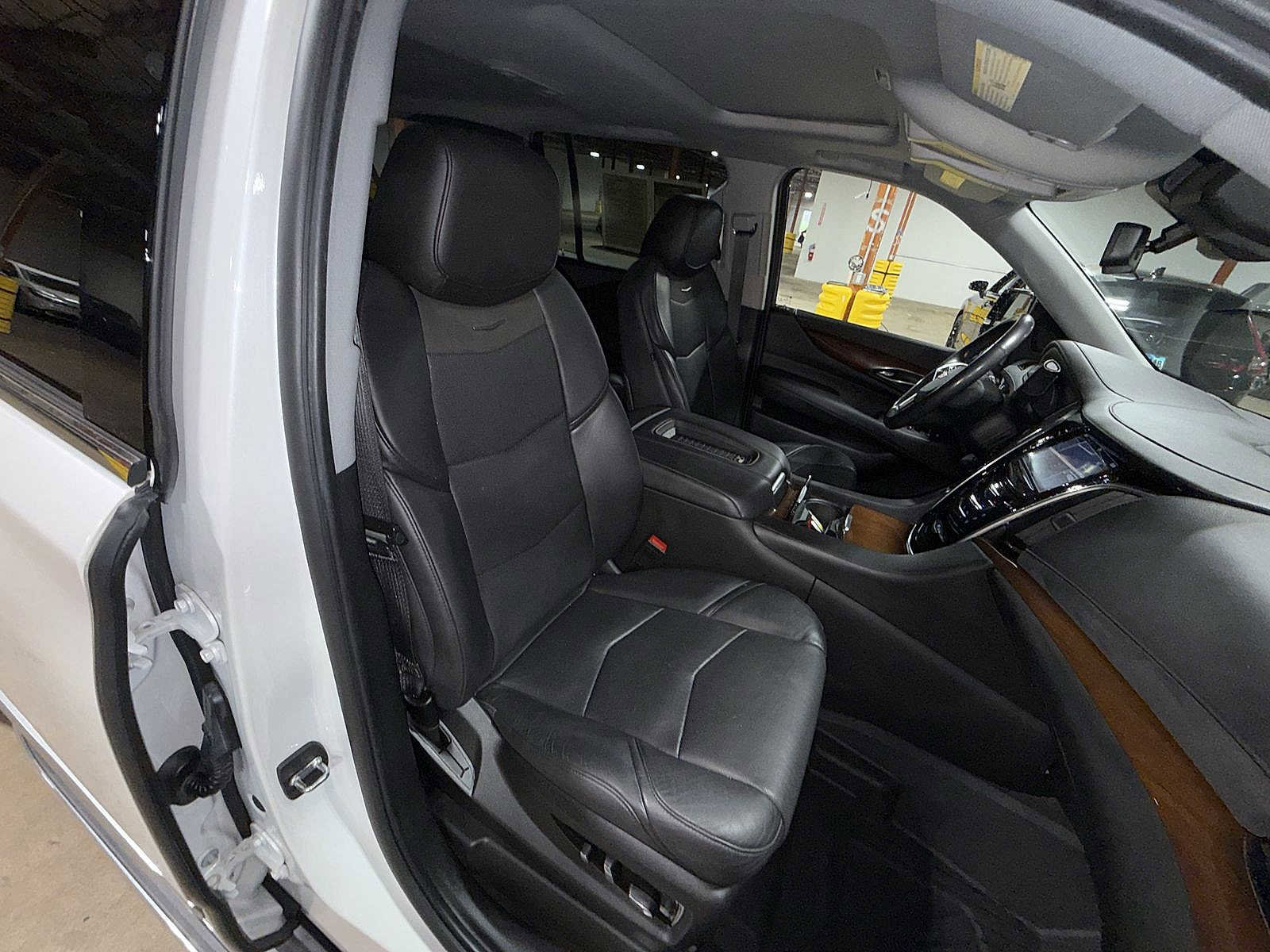 Used 2020 Cadillac Escalade ESV Luxury image 16