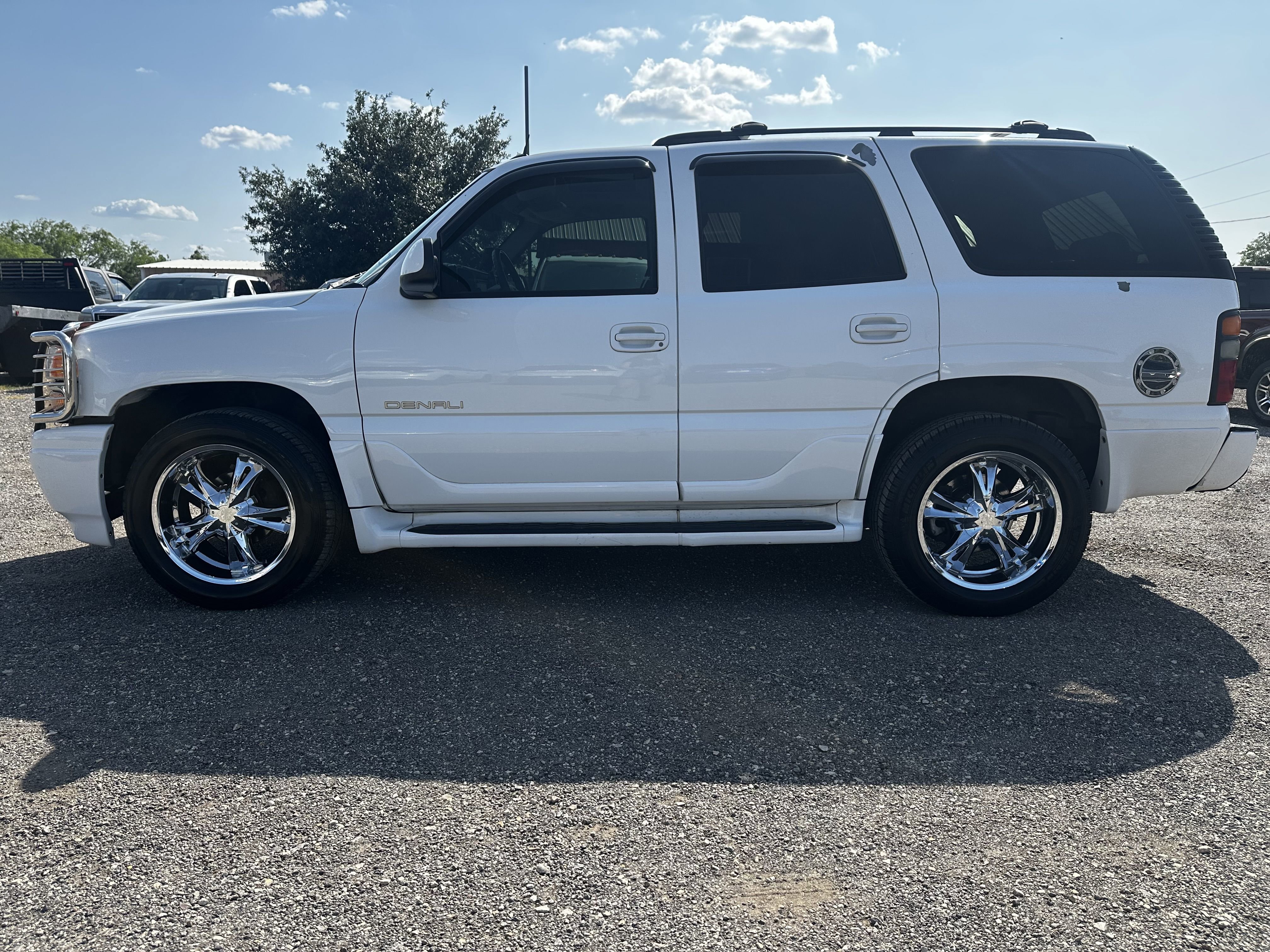 Used 2005 GMC Yukon Denali image 2