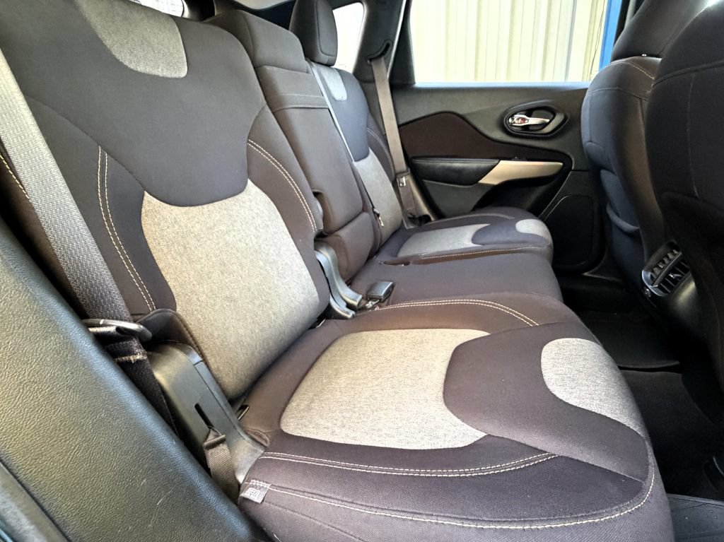 Used 2018 Jeep Cherokee Latitude FWD image 13