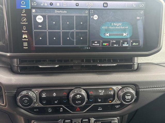 Used 2025 Jeep Wrangler Sahara image 29