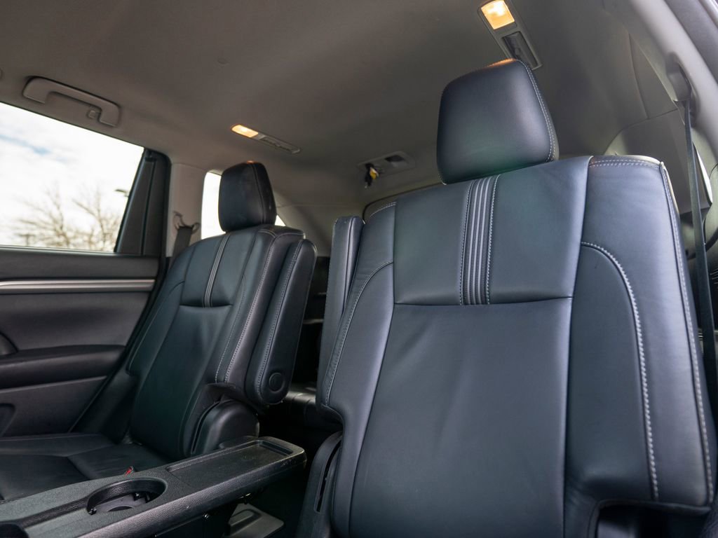 Used 2017 Toyota Highlander SE image 39